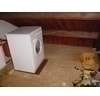 wasmachine op houten vloer