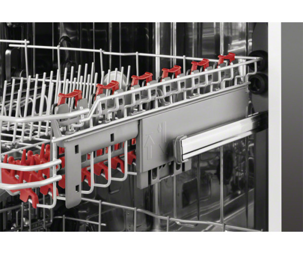 De bovenkorf van de AEG vaatwasser F78702VI0P is voorzien van SoftGrips en SoftGripes