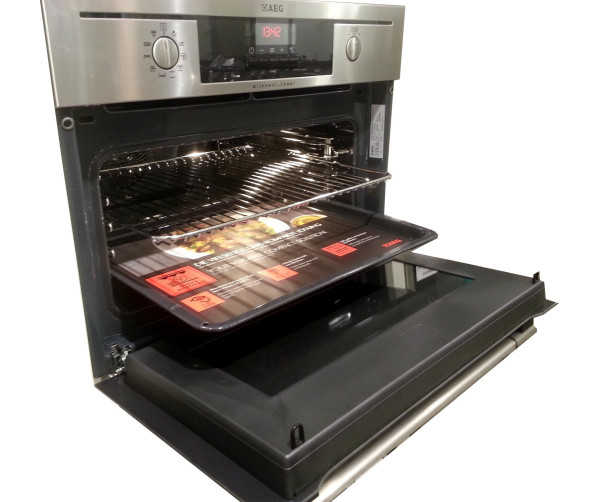 De grote van de bakplaat van de KM4400021M is exact gelijk aan een normale AEG oven