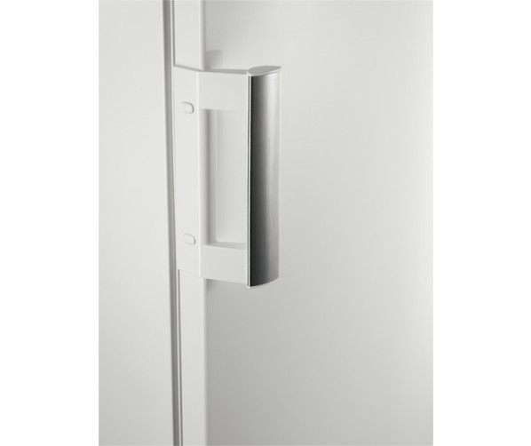 De AEG RTB81521AW koelkast tafelmodel heeft een rvs handgreep