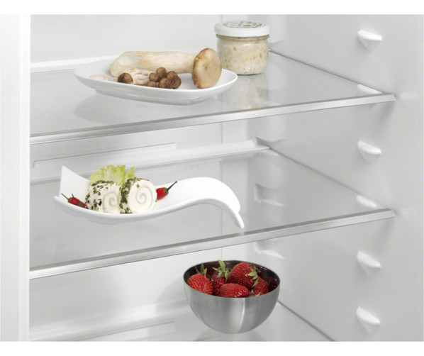 De binnenzijde van de Aeg S53210CSW2 koelkast wit is voorzien van extra stevig veiligheidsglas