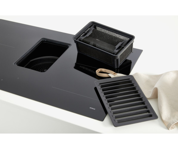 Atag HIDD8471EV inductie kookplaat met afzuiging - 83 cm. breed - zwart