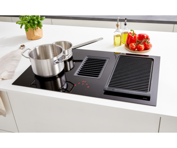 Atag HIDD8471EV inductie kookplaat met afzuiging - 83 cm. breed - zwart
