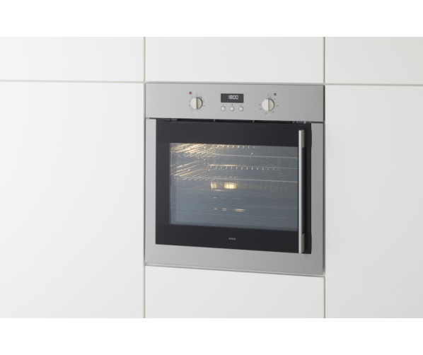 De draaideur op deze Atag oven is vooral handig bij inbouwen op ooghoogte