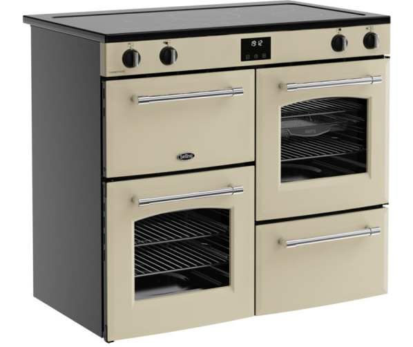 Belling FARMHOUSE 100Ei CRM inductiefornuis in landelijke keuken, crème design met chroom accenten
