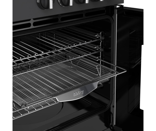 Binnenkant van de Belling ovens met grillpan en airfry rooster zichtbaar