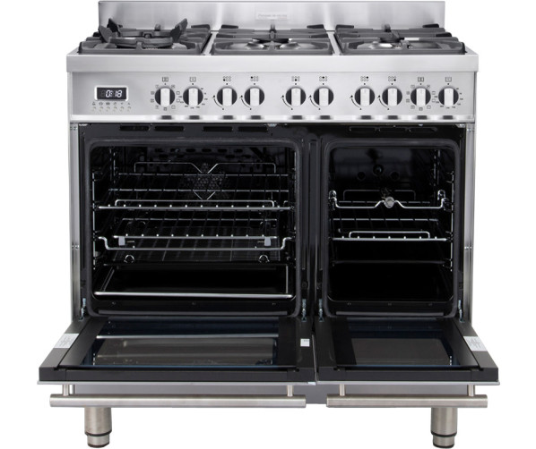 De opbergruimte onder de ovens biedt plaats voor de roosters en bakplaten welke niet gebruikt worden.