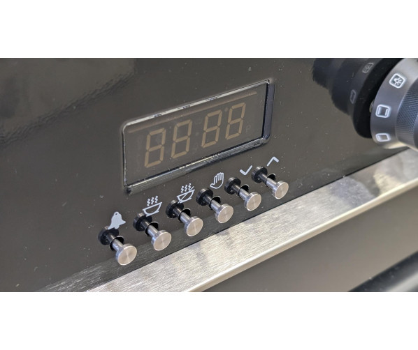 Digitale klok en timer op het Boretti MLI94DZW fornuis