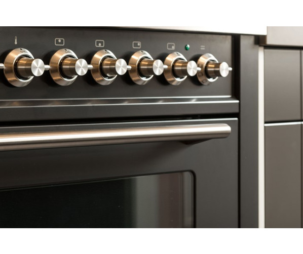 Het Boretti fornuis VFP93AN is voorzien van grote roestvrijstalen knoppen geheel passend bij het design van deze serie