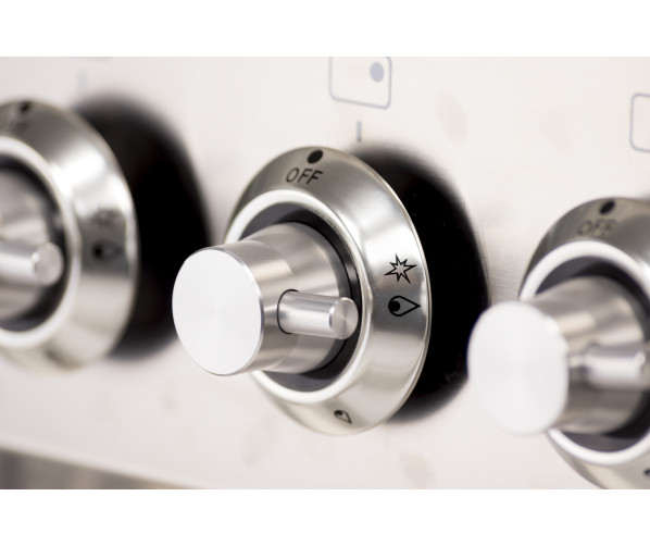 De robuuste grote rvs knoppen van de VPI93WT geven het inductiefornuis een stoer design