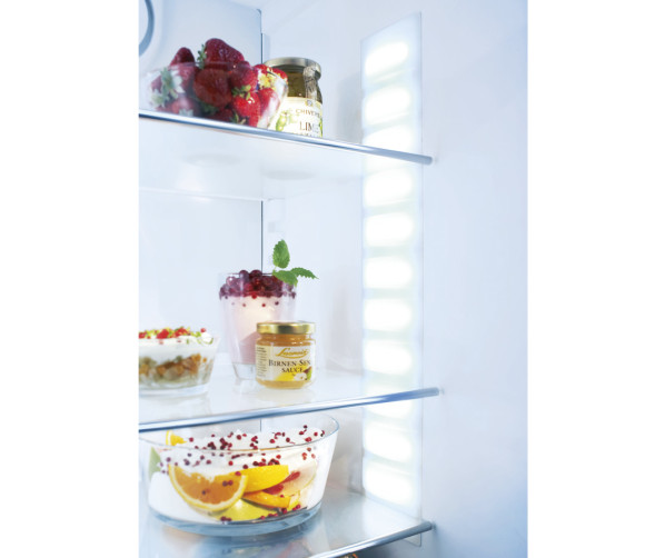 Led zuil rechts van de Liebherr ICBP3266