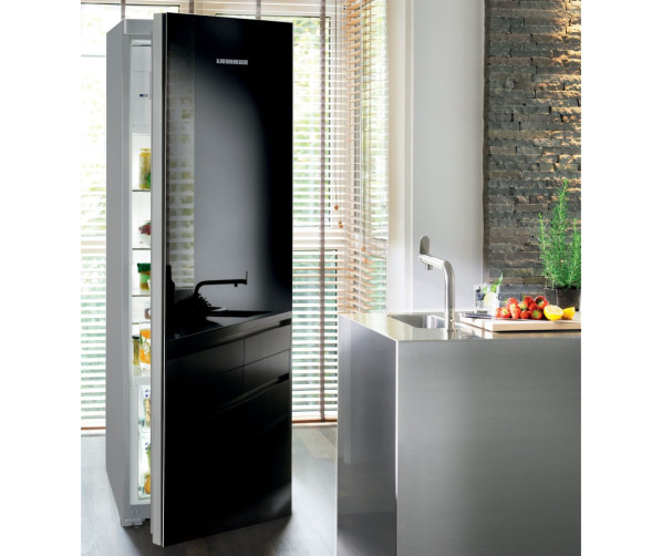 Het design van de Liebherr KBgb3864 is zeer strak en uitgevoerd met een enkele vlakke zwarte deur.