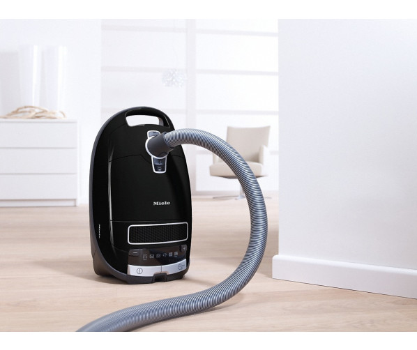 De Miele Complete C3 Pure Black EcoLine is voorzien van een vermogen van 550 Watt