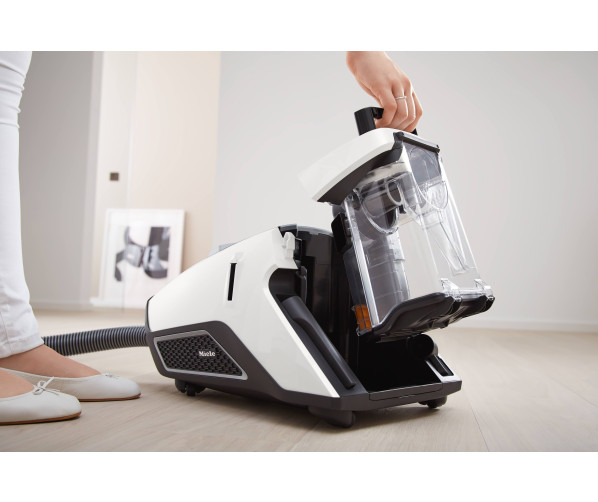 De Miele Blizzard Comfort XL Powerline is een zeer degelijke slede stofzuiger uitgevoerd zonder zak met omvangrijk pakket accessoires voor vrijwel elk reinigingsprobleem. Deze stofzuiger is standaard voorzien van een brede parketborstel, een telescopisch