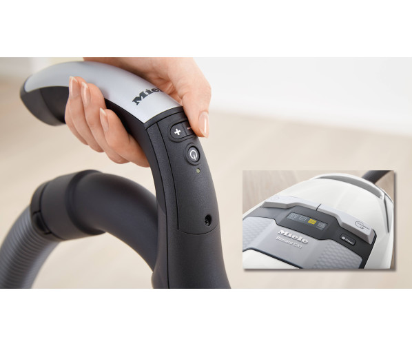De Miele Blizzard Comfort XL Powerline is een zeer degelijke slede stofzuiger uitgevoerd zonder zak met omvangrijk pakket accessoires voor vrijwel elk reinigingsprobleem. Deze stofzuiger is standaard voorzien van een brede parketborstel, een telescopisch