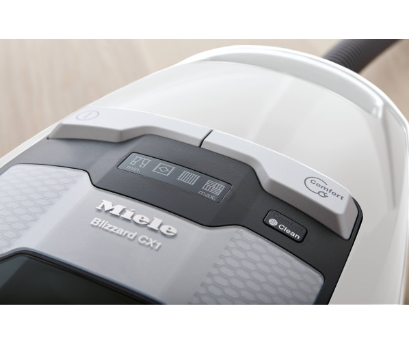 De Miele Blizzard Comfort XL Powerline is een zeer degelijke slede stofzuiger uitgevoerd zonder zak met omvangrijk pakket accessoires voor vrijwel elk reinigingsprobleem. Deze stofzuiger is standaard voorzien van een brede parketborstel, een telescopisch