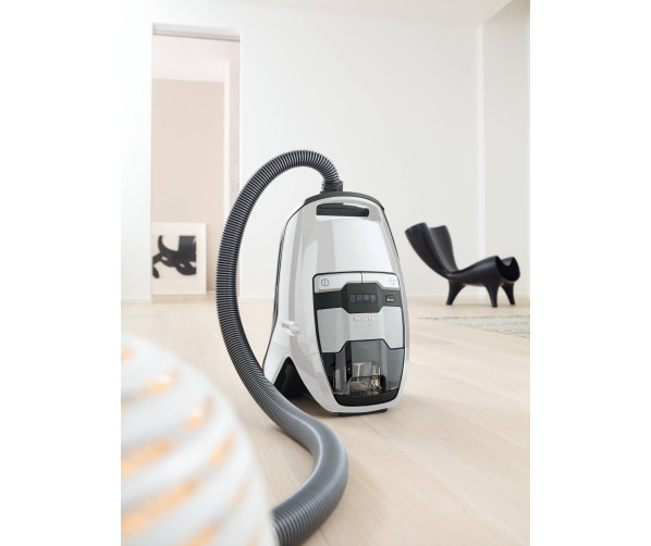 De Miele Blizzard Comfort XL Powerline is een zeer degelijke slede stofzuiger uitgevoerd zonder zak met omvangrijk pakket accessoires voor vrijwel elk reinigingsprobleem. Deze stofzuiger is standaard voorzien van een brede parketborstel, een telescopisch