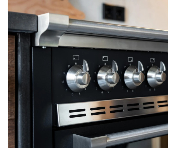 Detail van de knoppen en branders op de Steel AP10FF-4M gaskookplaat