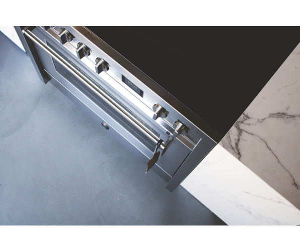 De EQ10FF-4FIKW heeft full wide glass en kan daardoor ook strak in een kookeiland geplaatst worden.