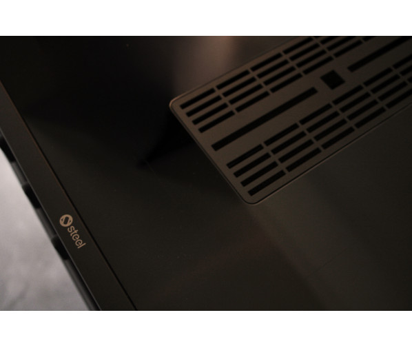 De afzuiging in het midden is fraai geintegreerd in de inductie kookplaat