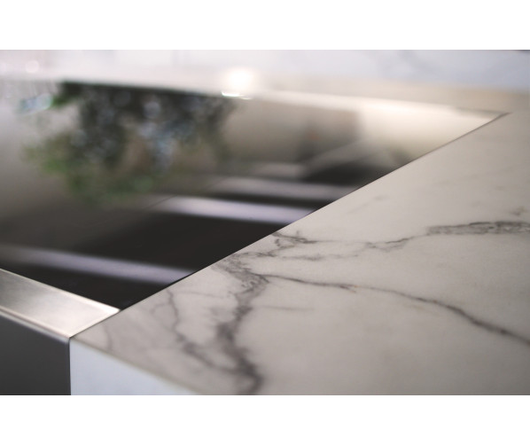 Door de zijstrip naast het wide glass eraf te klikken (magneet sluiting) kan het fornuis met een kitrand strak geintegreerd worden in een kookeiland