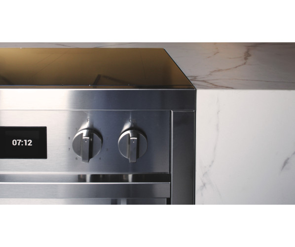 Het bedieningspaneel van dit model is uitgevoerd in roestvrijstaal, de deur en het lade front in antraciet