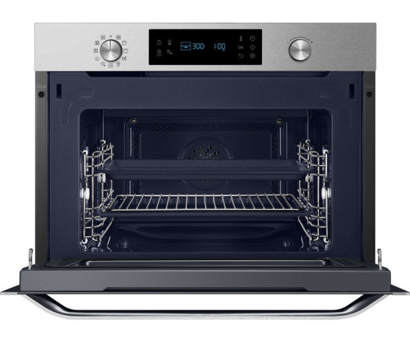 Gaaf is het fraaie design met de grote binnenruimte van 50 liter van de Samsung NQ50J3530BS beschikt over inschuifbare bakplaten en roosters