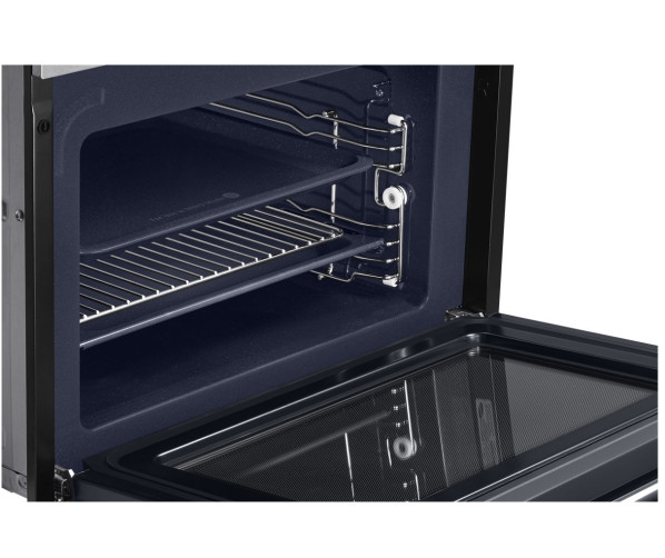 Dankzij het ontbreken van het draaiplateau biedt de NQ50J3530BS ook plaats voor rechthoekige ovenschalen