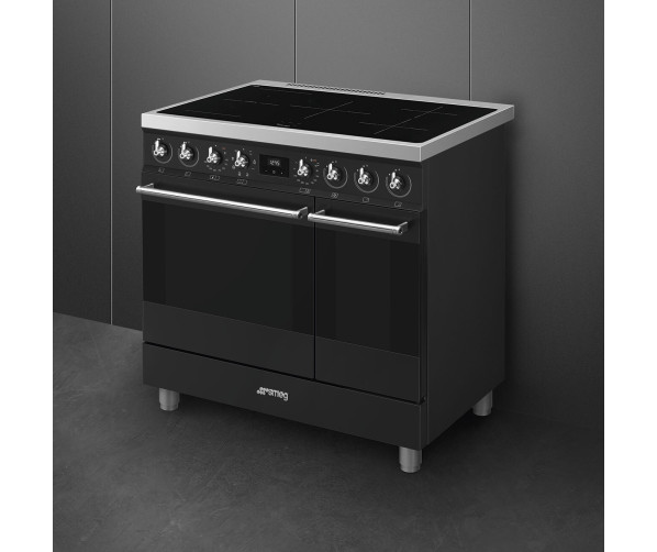 De combinatie van mat zwart met rvs accenten geven de C92IMMB2 een fraaie look voor iedere keuken 