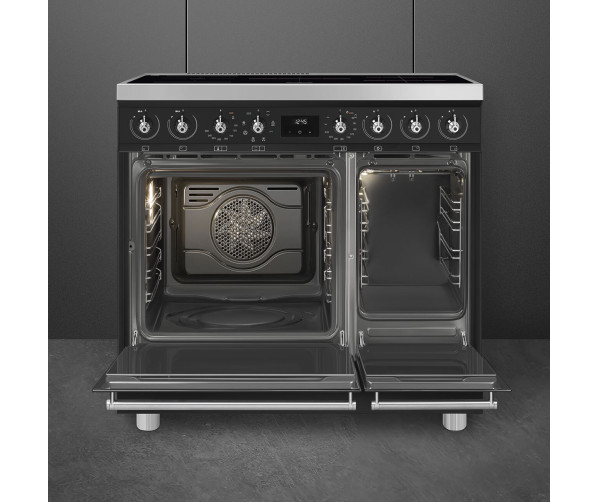 De kleine rechter oven is conventioneel en heeft onder, bovenwarmte en grill functie
