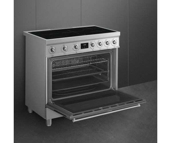 De oven wordt aangestuurd door twee knoppen en een display aan de voorzijde van het fornuis