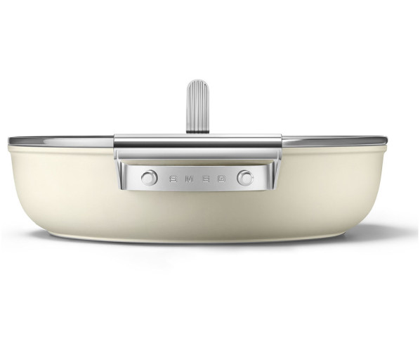 Fraai is de combinatie van de kleur creme met de chromen details van deze smoorpan