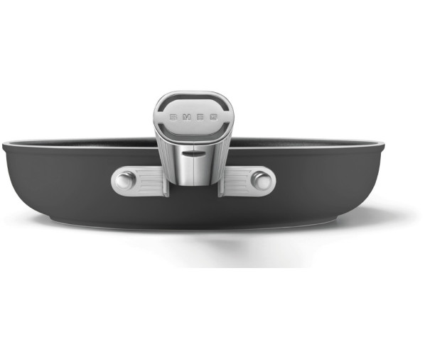 De ergonomische greep op deze Smeg koekenpan ligt comfortabel in de hand