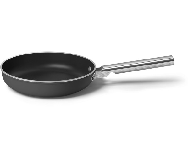 De Smeg FPF2402BLM koekenpan is volledig PFAS vrij en beschikt over een vernieuwde panbodem