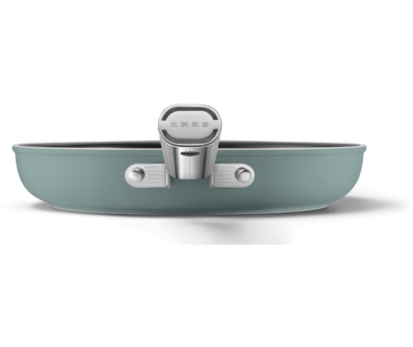 Deze Smeg koekenpan beschikt over een degelijke chromen handgreep met ergonomisch comfort