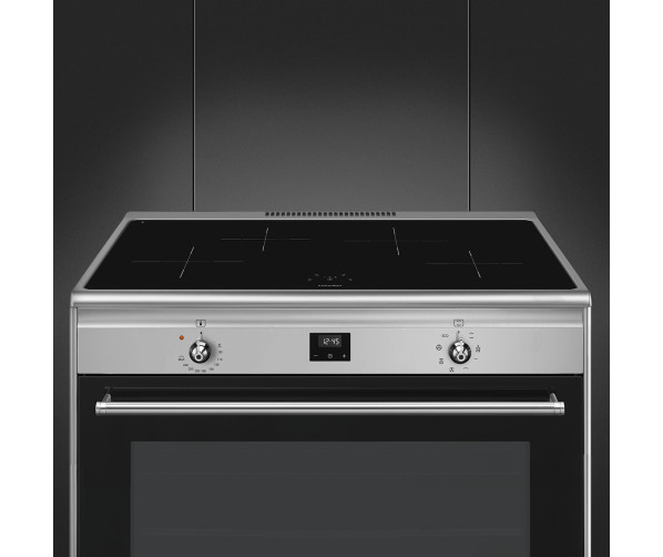 De oven kan worden bediend met de twee knoppen ondersteund met het display in het midden van de CG90CIXT