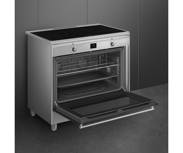 De oven van de Smeg CG90CIXT beschikt over hetelucht, grill en onder/bovenwarmte