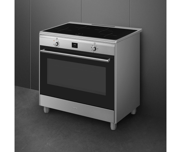 Foto van de voorzijde van de Smeg CG90CIXT met twee knops bediening en touch control