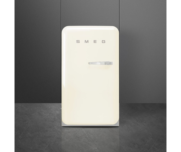Foto van de SMEG tafelmodel koelkast FAB10HLCR5 uitgevoerd met linkdraaiende deur. 