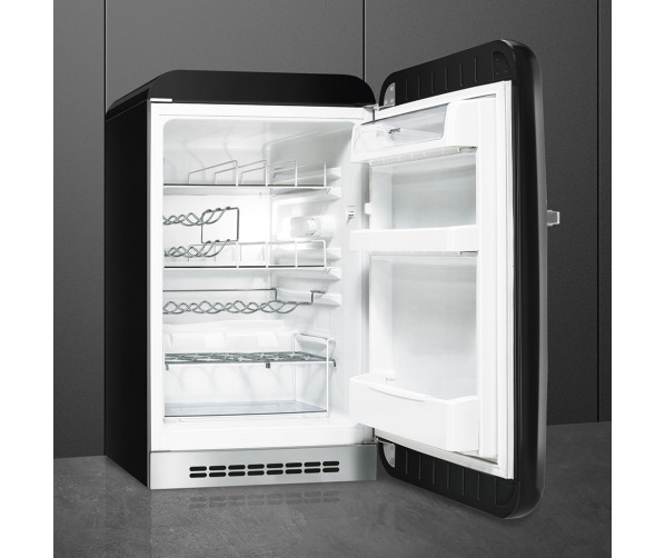 Afbeelding van de binnenzijde van de SMEG koelkast zwart FAB10HRBL5