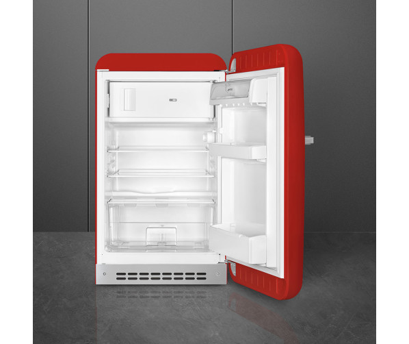 Het interieur van de Smeg FAB10RRD5 rode koelkast