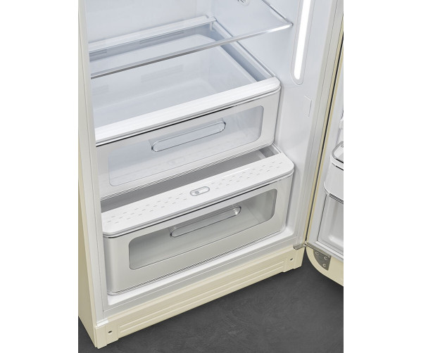 Onderin de Smeg FAB28RCR5 koelkast creme - rechtsdraaiend bevinden zich handige groentelades waarin de luchtvochtigheid regelbaar is