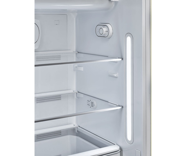 De heldere LED verlichting in de Smeg FAB28RDEG5 koelkast groen