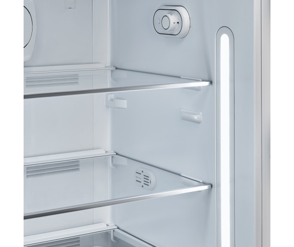 De heldere LED verlichting in de Smeg FAB28RDMC5 koelkast Multicolor