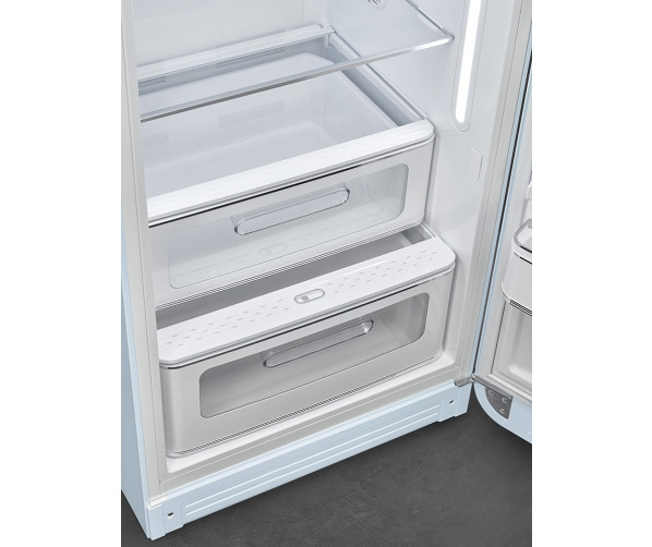 De Smeg FAB28RPB5 koelkast blauw - rechtsdraaiend heeft onderin een Life Plus verszone