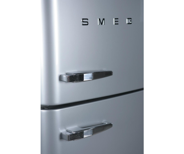 Fraai retro jaren'50 design van de FAB30RX1 met bijpassende SMEG grepen