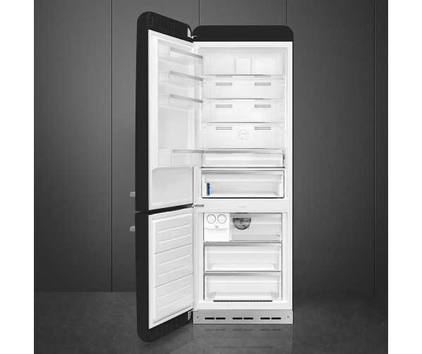 De Smeg FAB38LBL5 is 70 cm. breed en is voorzien van een zuinig energieklasse A++ label