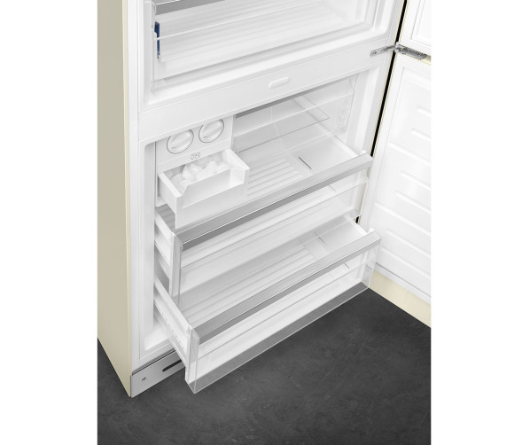 Foto van het vriesgedeelte van de Smeg FAB38LCR5 koelkast
