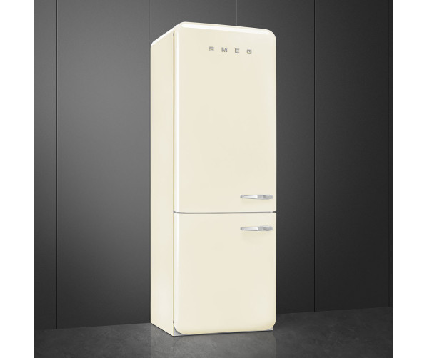 De Smeg FAB38LCR5 is 70 cm. breed en 205 cm. hoog