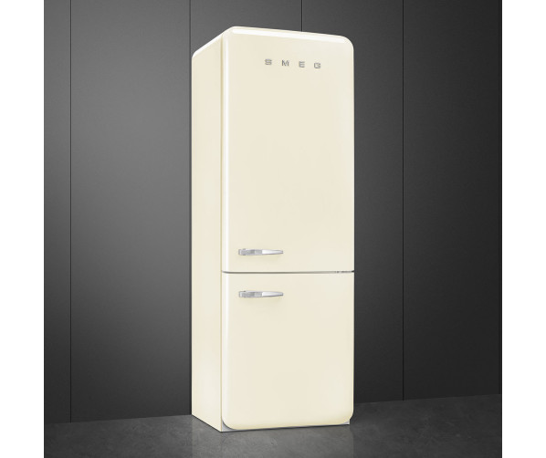 De Smeg FAB38RCR5 is uitgevoerd in retro jaren 50 design